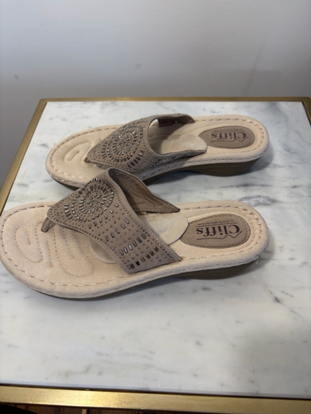 Cliffs by WHITE MOUNTAIN Cienna Beaded Thong Sandal - 8 EUC - Picture 2 of 8